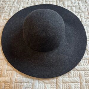 Scale Elegant Black Wool Women's Hat